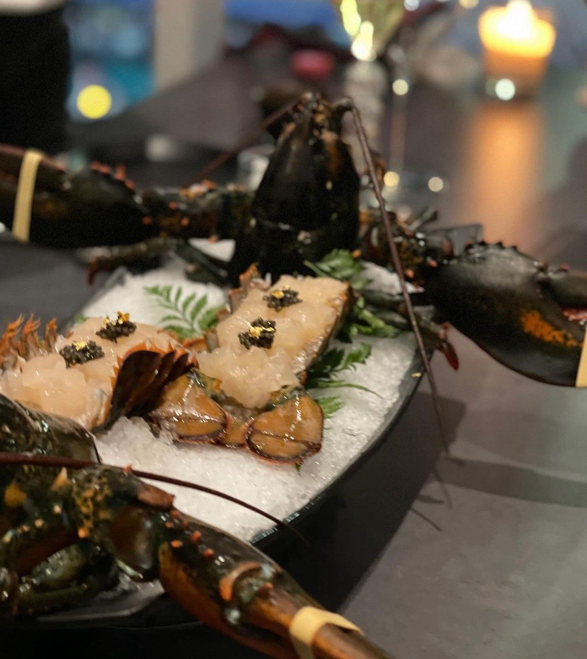 Live lobster sashimi with caviar and gold flake at KUT SEOUL — a signature R KUT royal course composition served on shaved ice, photographed by candlelight in our Jongno omakase dining room.