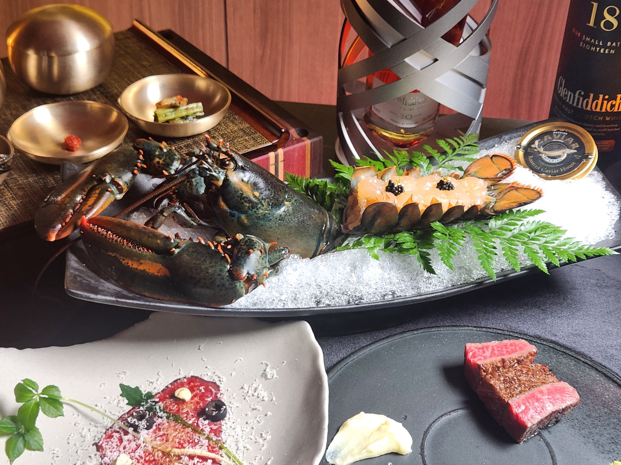 Live Maine lobster sashimi crowned with Russian caviar, paired with hanwoo carpaccio and a perfectly seared cut — the signature opening of KUT SEOUL's omakase tasting in Jongno, Seoul.