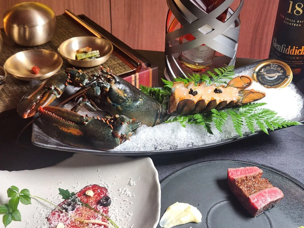 Live Maine lobster sashimi crowned with Russian caviar, paired with hanwoo carpaccio and a perfectly seared cut — the signature opening of KUT SEOUL's omakase tasting in Jongno, Seoul.